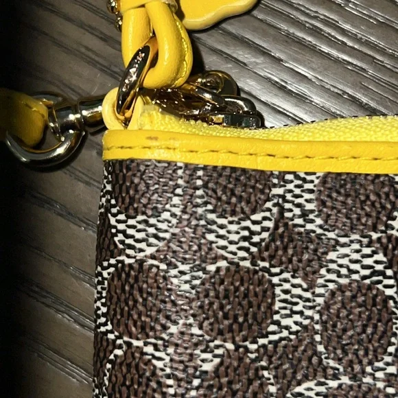 NWOT Coach wristlet - Picture 4 of 6